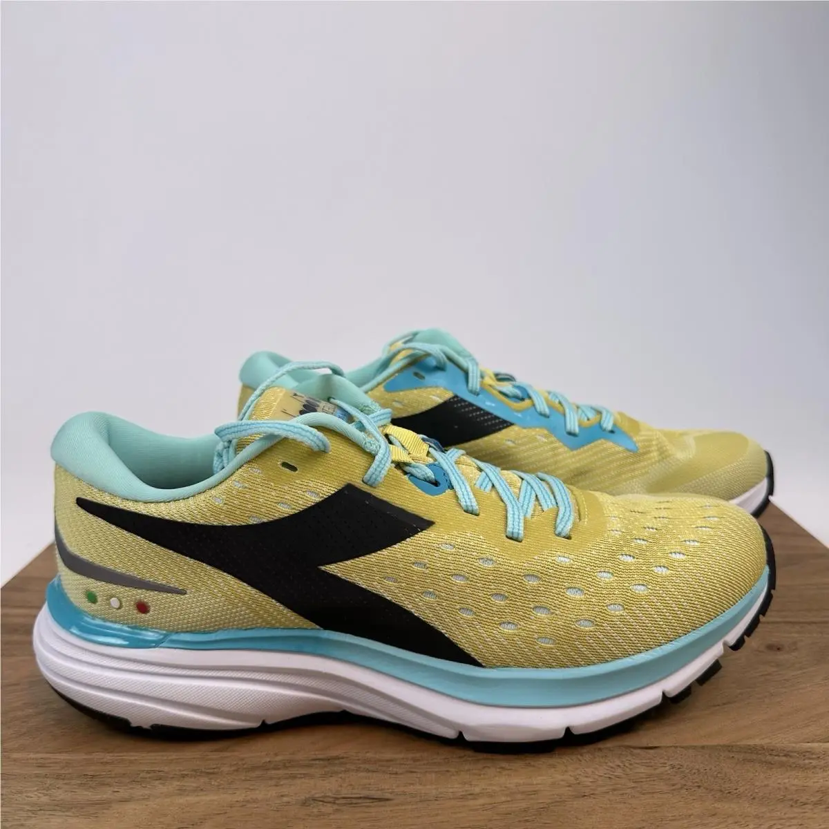 Womens Diadora Mythos Blushield 6 Yellow Athletic Shoes Sneakers Size 8.5 M