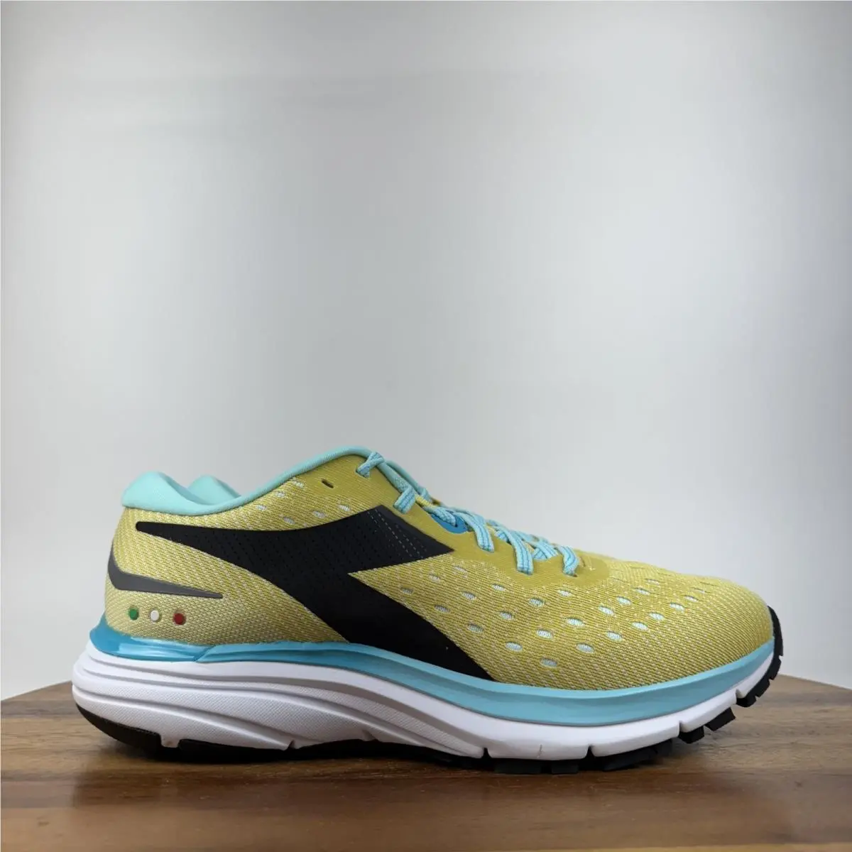 Womens Diadora Mythos Blushield 6 Yellow Athletic Shoes Sneakers Size 9 M