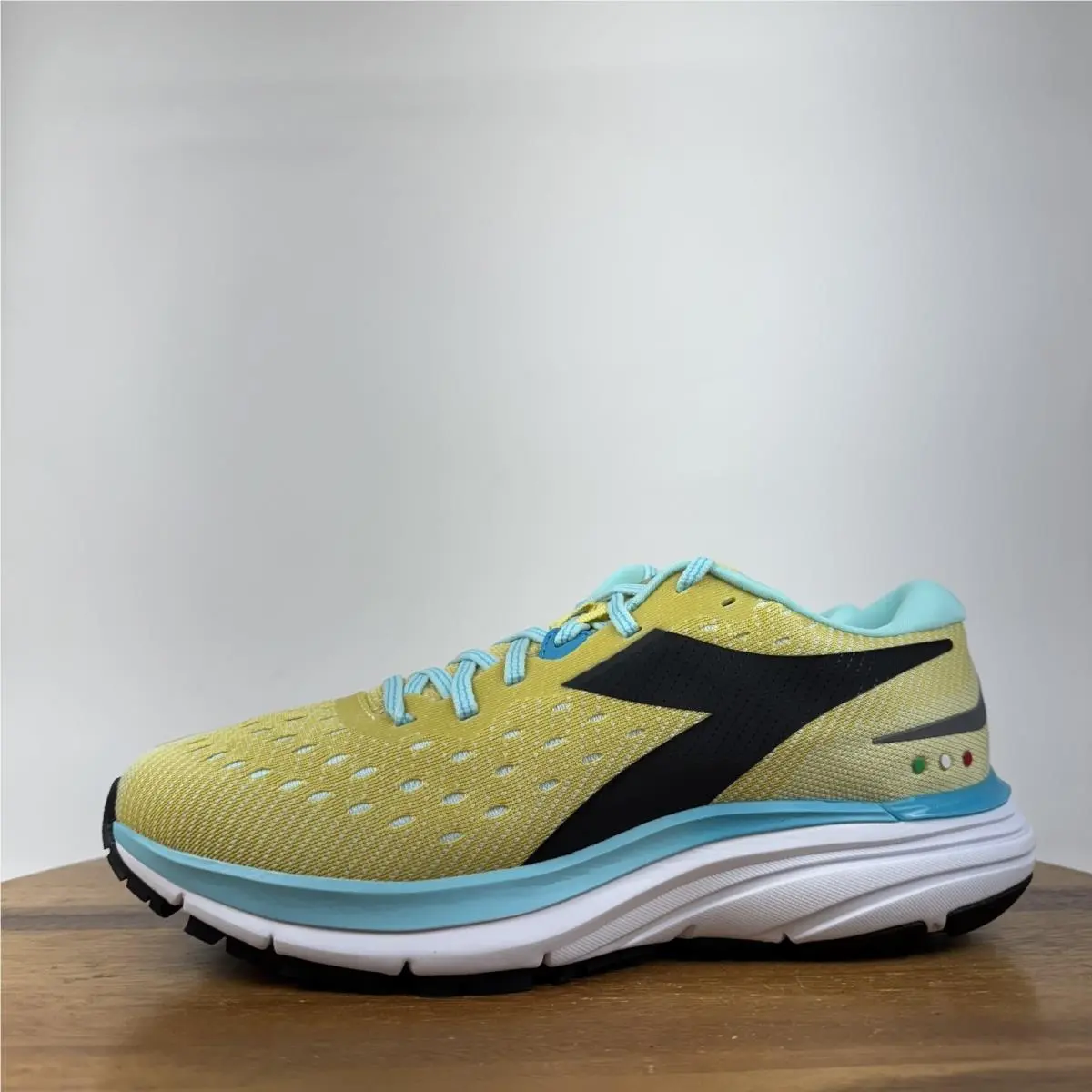 Diadora shoes - Diadora Mythos Blushield 6 - Mythos Blushield - 101176883 - Yellow 1