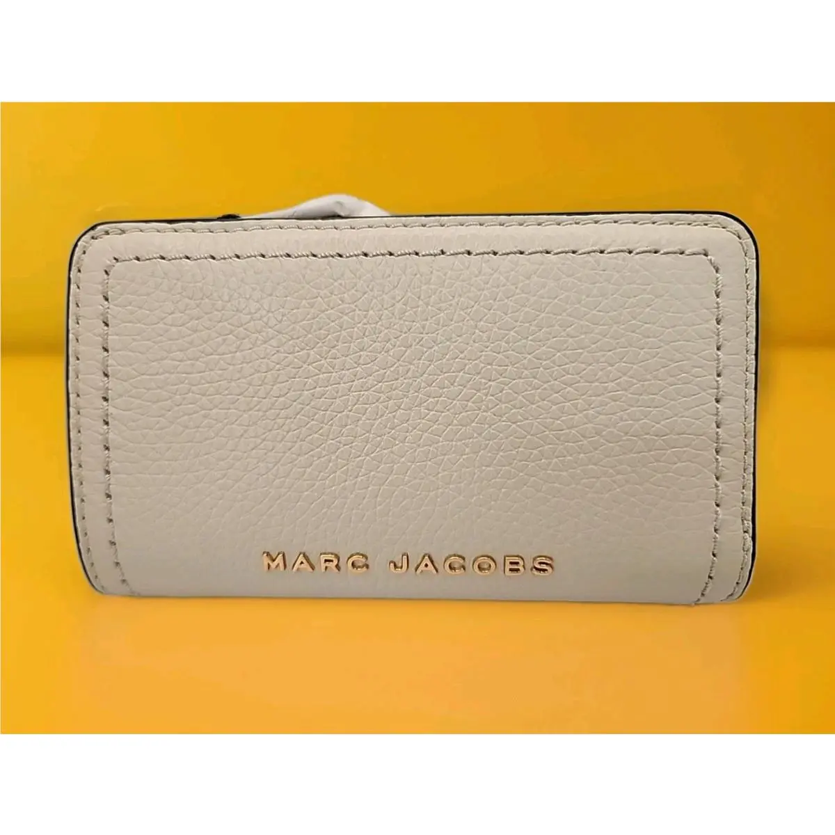 Marc Jacobs Topstiched Compact Zip Wallet - Marshmellow