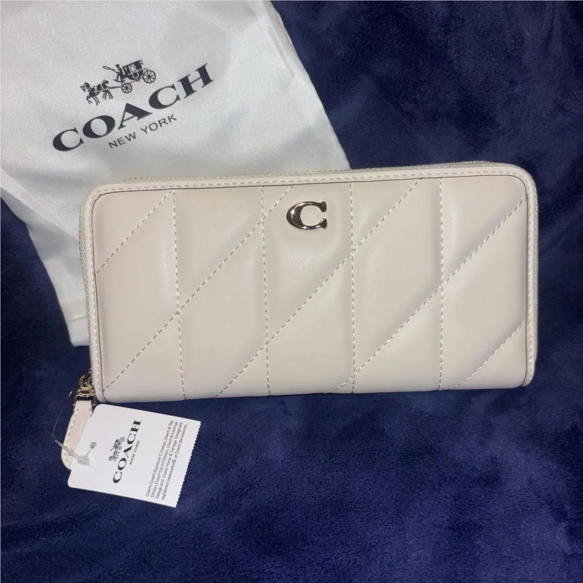 Coach White Cream Pillow Quilting Long Wallet Round Zip Rare Gold Accent
