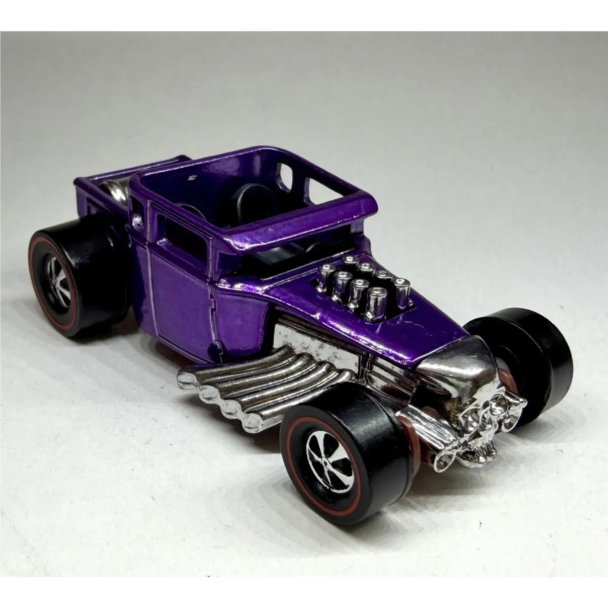 Hot Wheels Custom Made Redline Spectraflame Purple Bone Shaker 1:64
