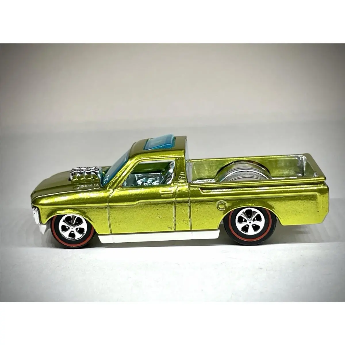 Hot Wheels Custom `72 Custom Made Chevy Luv Spectra-flame Yellowredline Truck