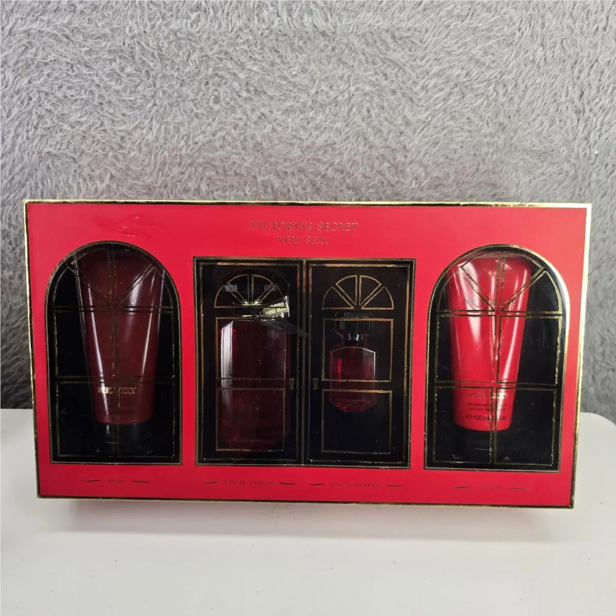 Victoria`s Secret Very Sexy 4 Piece Gift Set Perfumes Lotion Wash Gel