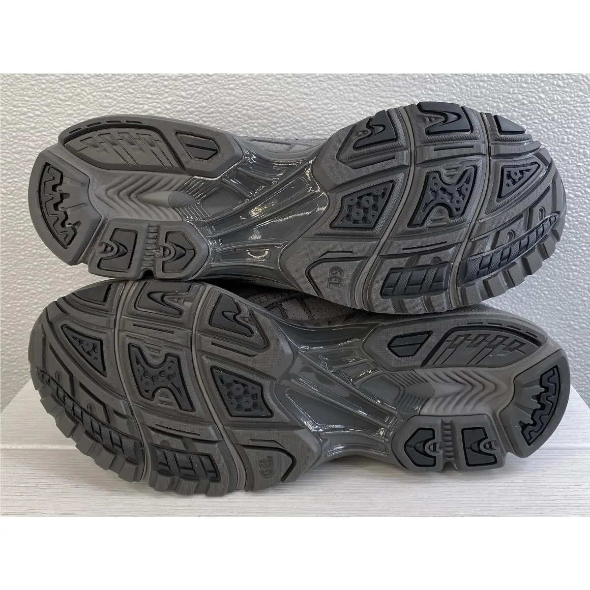 Asics shoes - Gray (UPC: 199023189769) 4