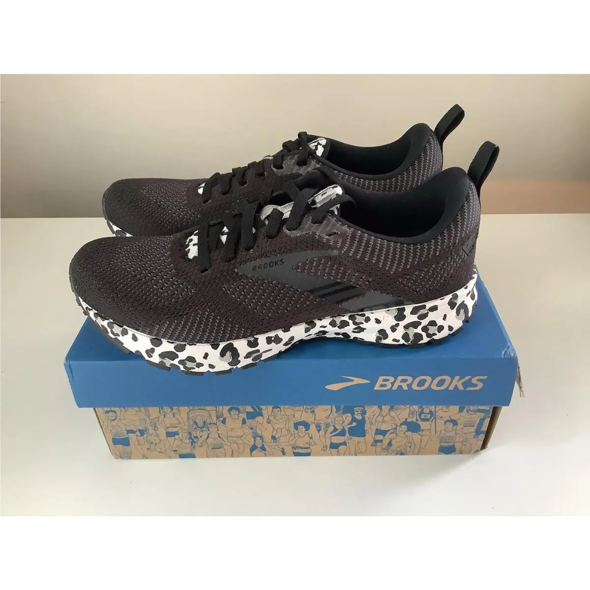 Brooks Revel 5 Run Wild Women`s Running Shoes - Black/white - Sz 7