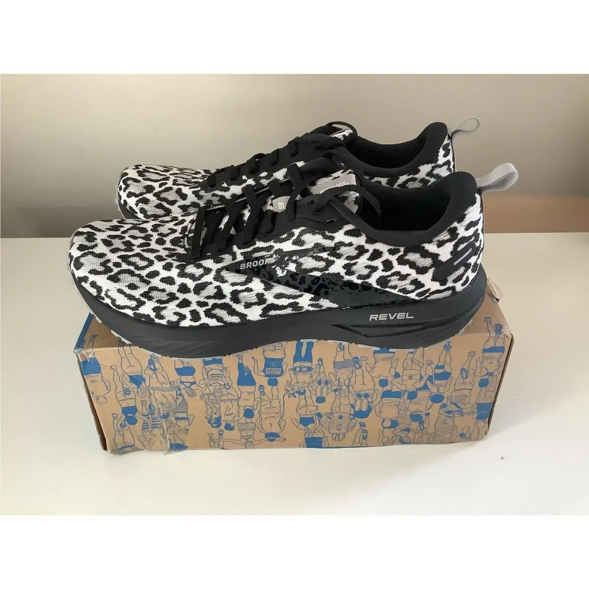 Brooks Revel 6 Run Wild Women`s Running Shoes - Black/white - Sz 11