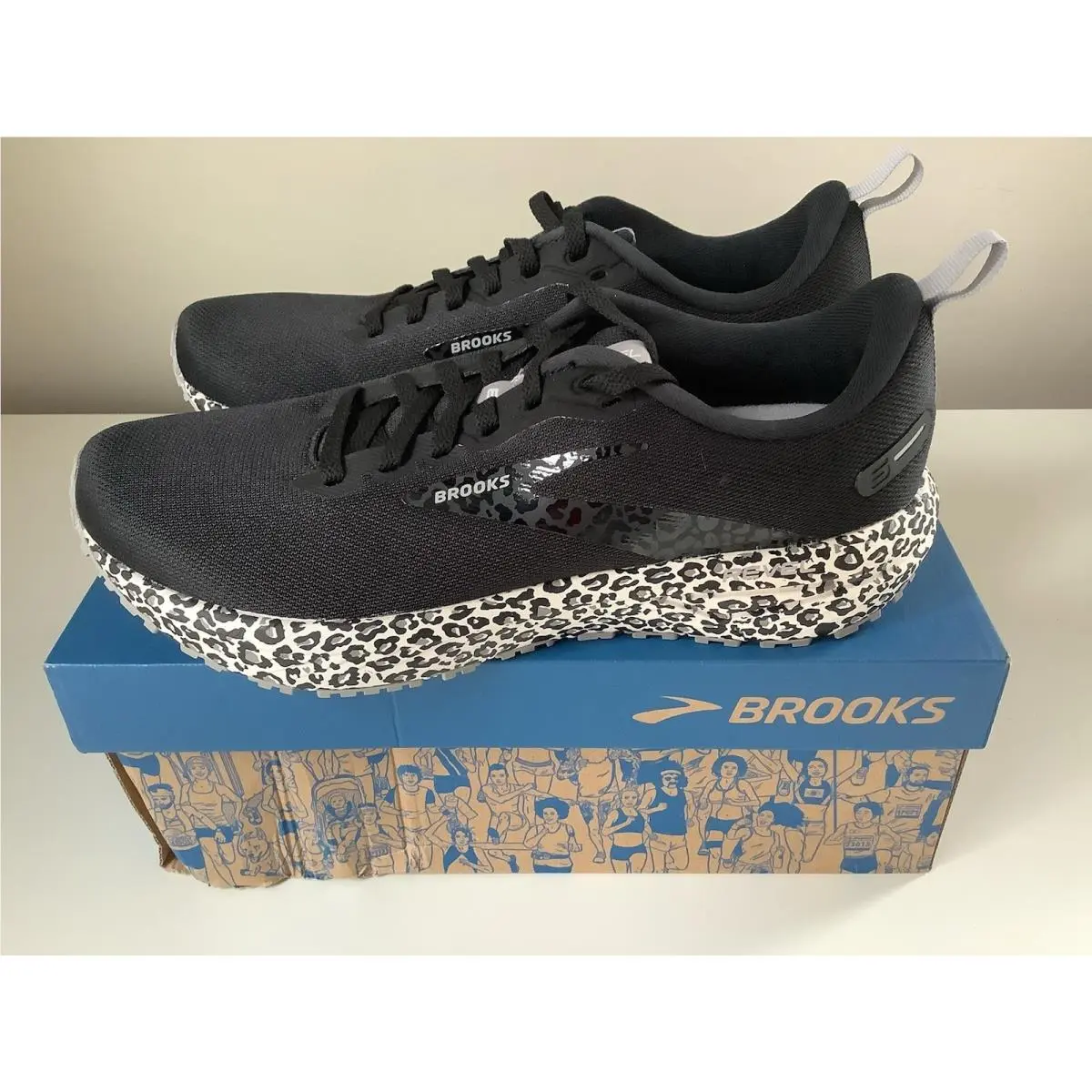 Brooks Revel 6 Run Wild Women`s Running Shoes - Black/white - Sz 9