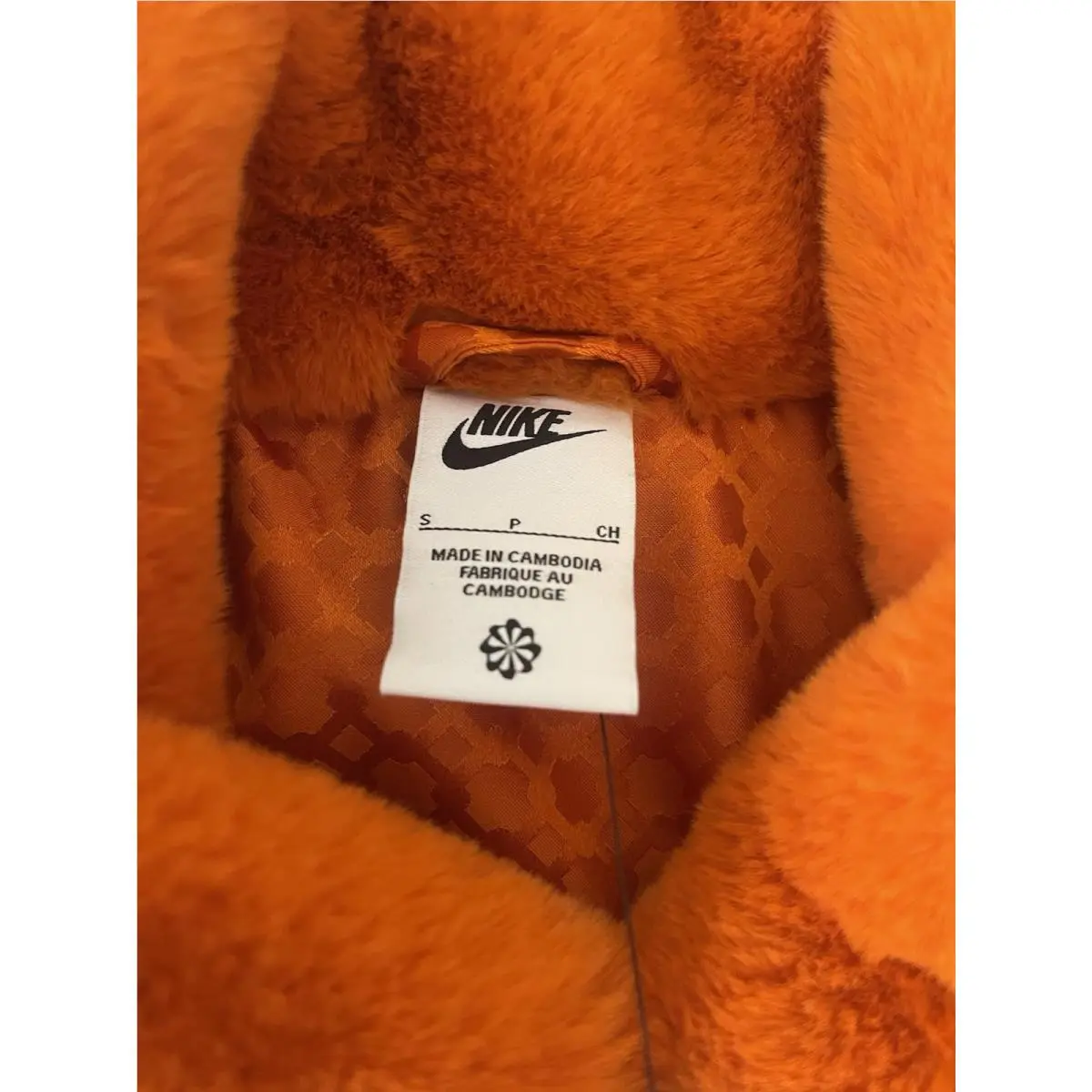 Nike clothing - Orange (UPC: 0196968604593) 3