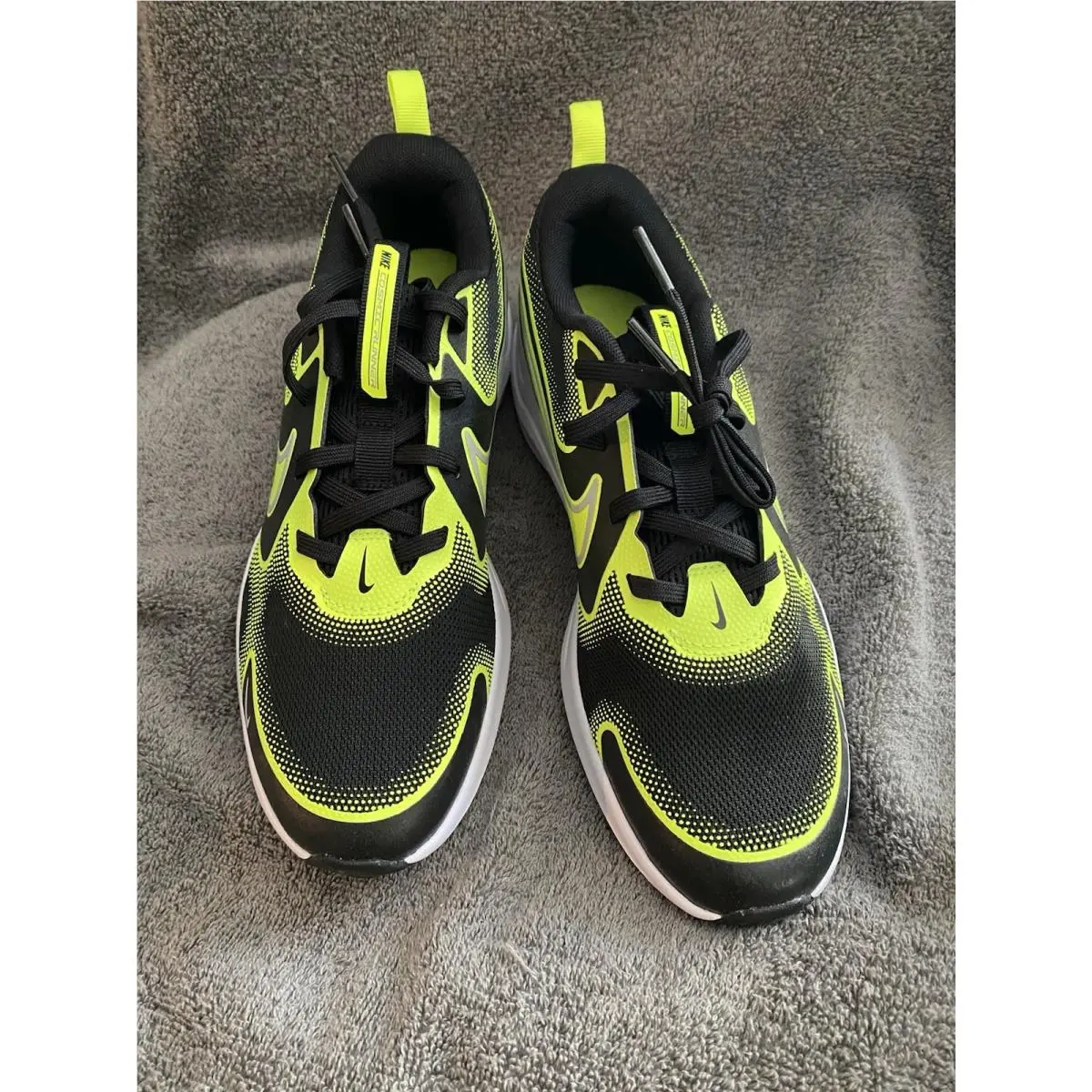 Size 6.5 Nike Cosmic Runner GS