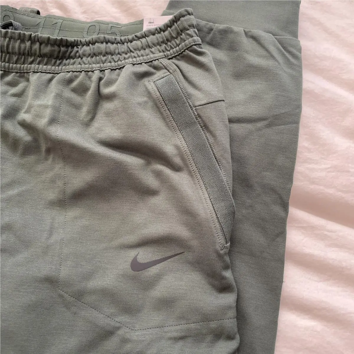 Nike clothing - Green (UPC: 0193146272414) 3