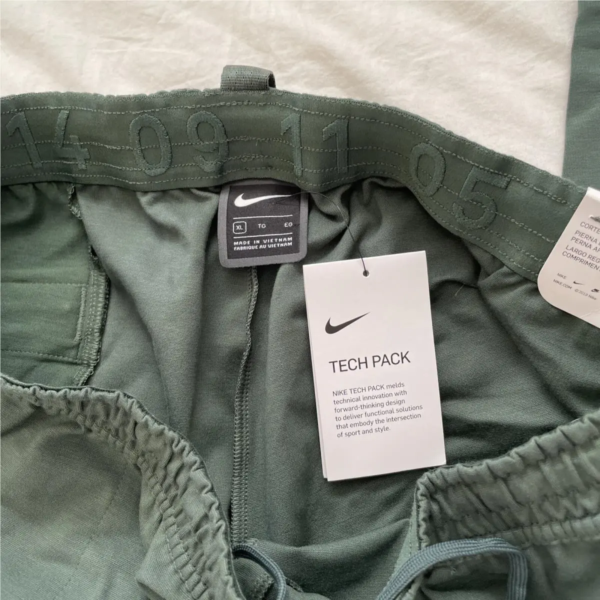 Nike clothing - Green (UPC: 0193146272414) 5