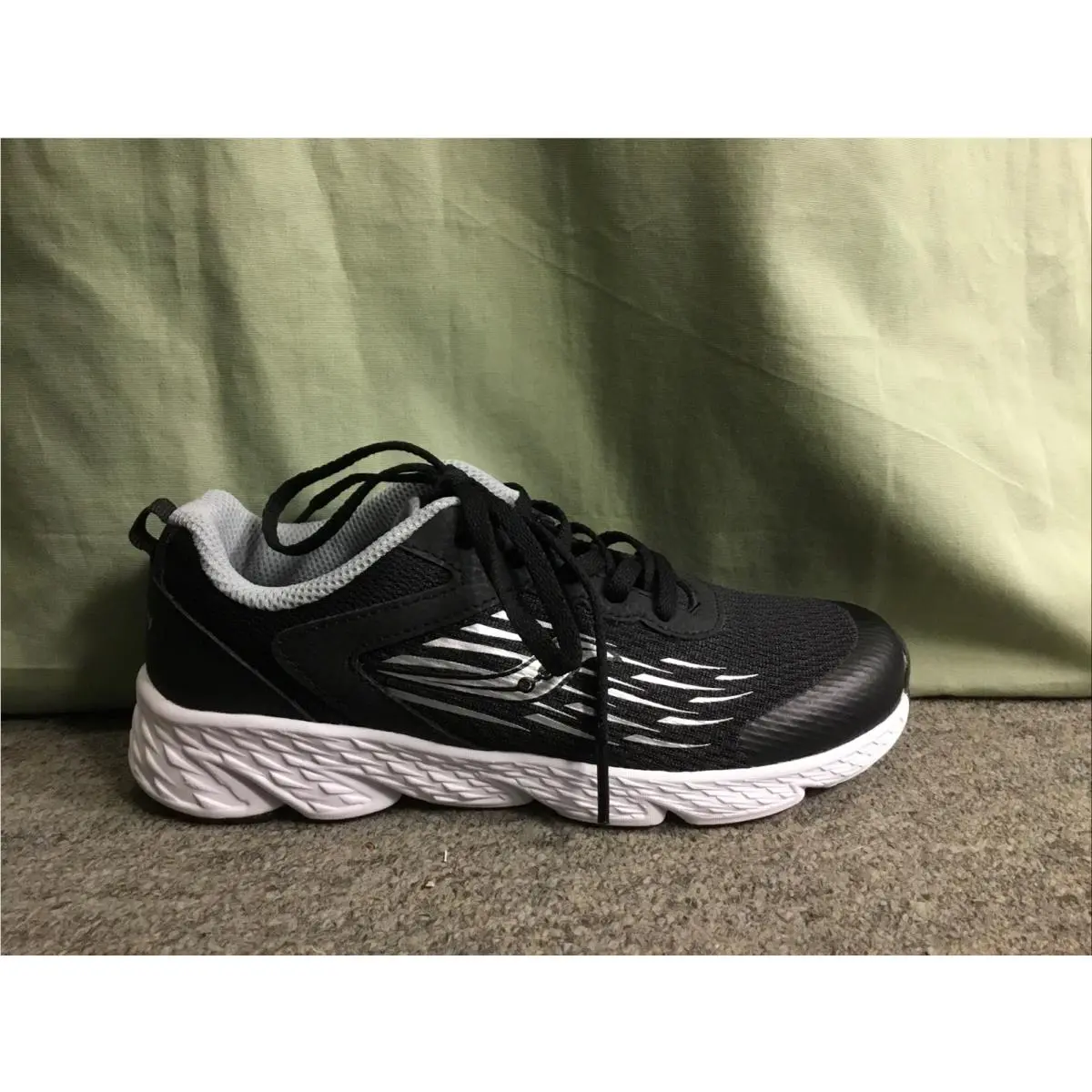 Boys Saucony SK261815 Black S-wind Sneakers Size 1.5 Wide