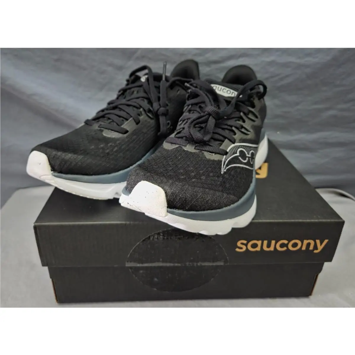 Saucony Women Kinvara 16 - Black/white Size 7 S11020-200 Running