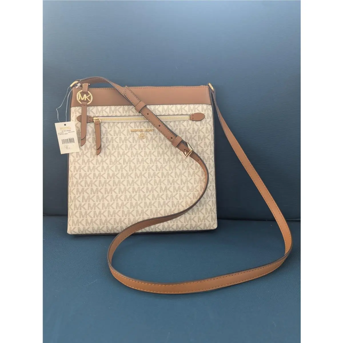 Brand-new Michael Kors Jet Set Charm Flat Crossbody Purse Vanilla/acorn