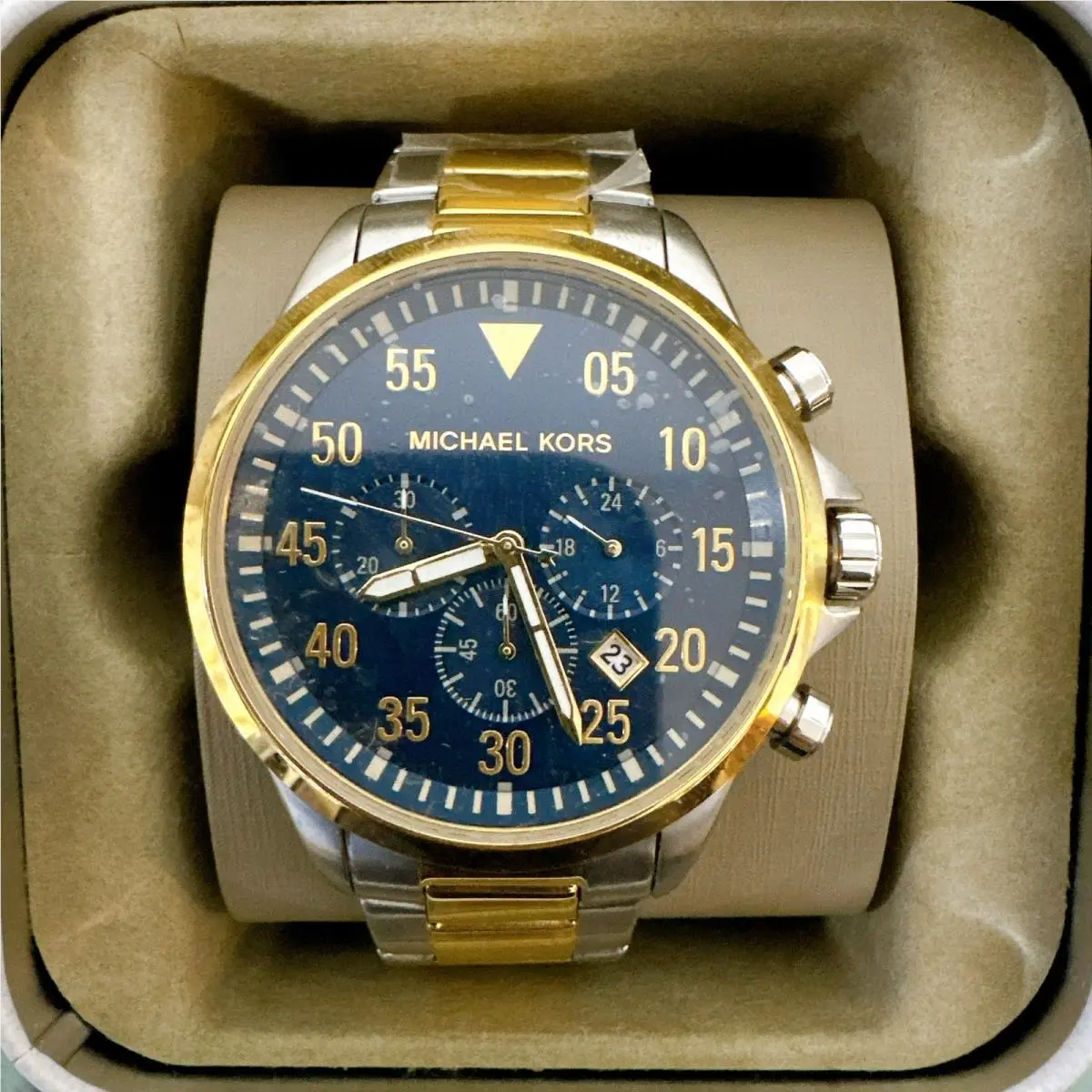 Michael Kors MK8862 Men`s Quartz Watch with Stainless Steel Strap