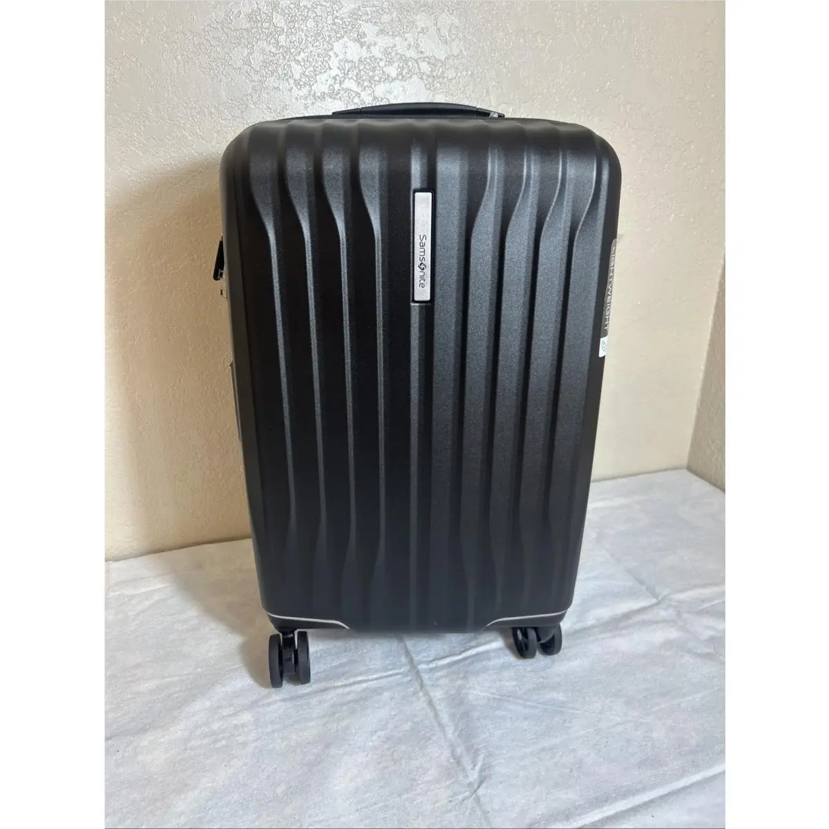 Samsonite Uplift HS 22 Carry-on Spinner Color: Black