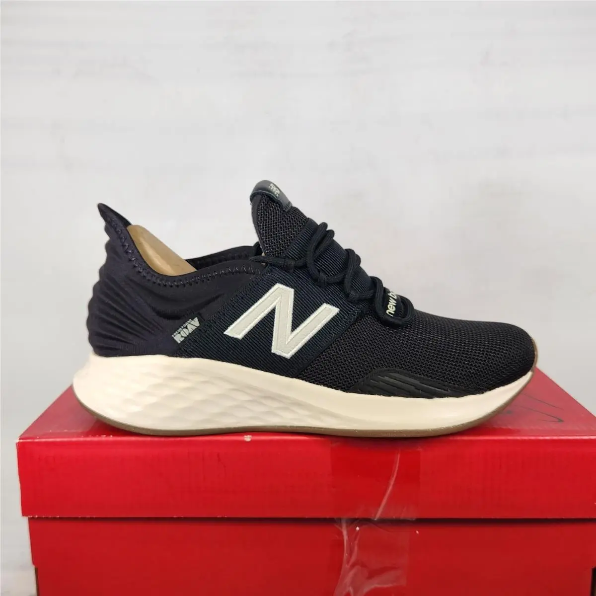 7.5 Wom - New Balance Fresh Foam Roav v1 - Black / Beige - WROAVVK1
