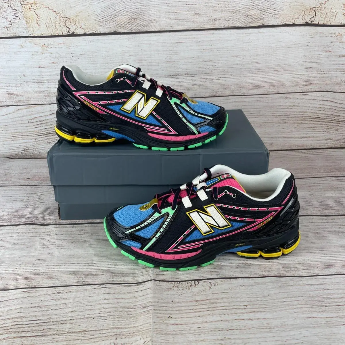 New Balance 1906R Womens Sz 7D Black White Classics
