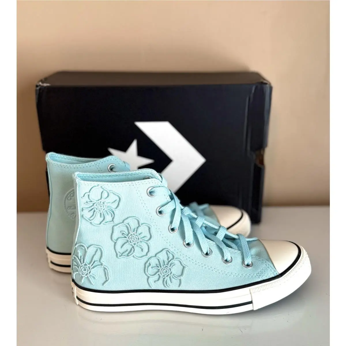 Converse Chuck Taylor All Star Women`s 8 Embroidered Floral High Tops W/box