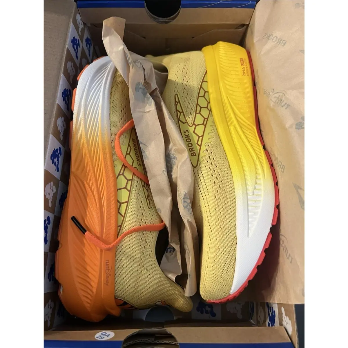 Brooks Rundisney Pooh and Tigger 2026 Shoes 8.5 Wide Women’s