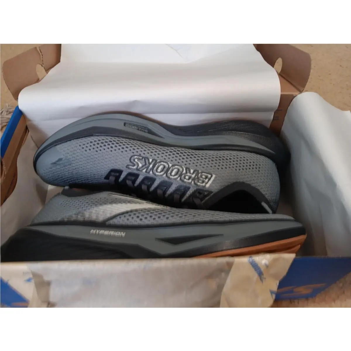 Brooks Hyperion 3 Men`s Running Shoes SZ 9.5 D Primer Oyster Ebony 110465 1D054