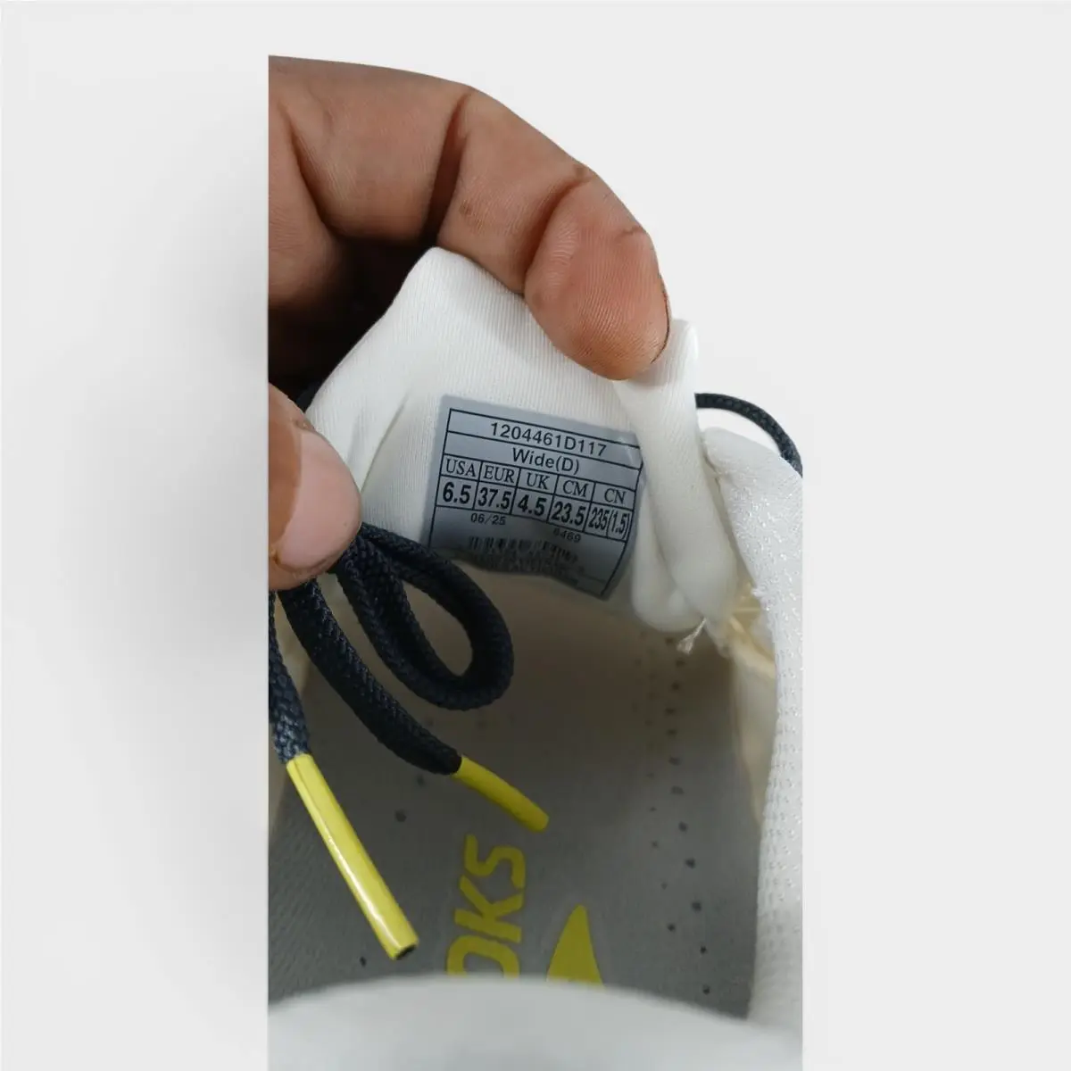 Brooks shoes - As Pictured 5