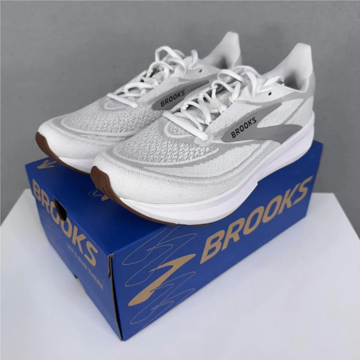 Brooks Shoes Womens Size 10.5 White Revel 9 Lightweight Running Sneakers Mesh