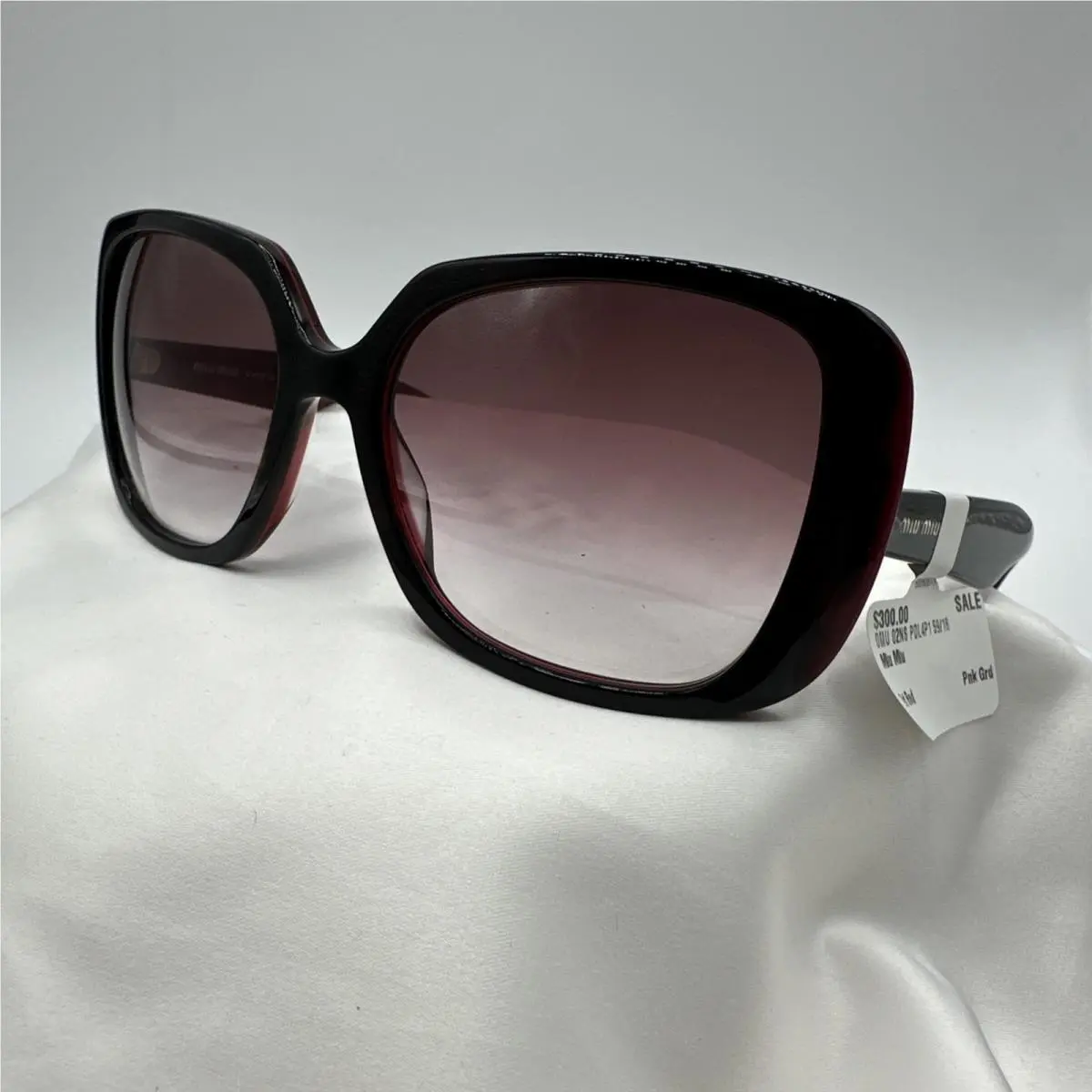 Miu Miu Oversized Red/black W/pink Gradient. NO Case. BP39471940. Italy