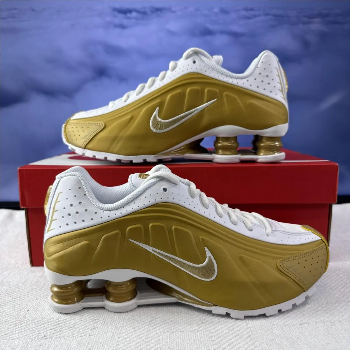 Nike Shox R4 GS Size 5.5Y 7W Women’s Casual Classic Metallic Gold