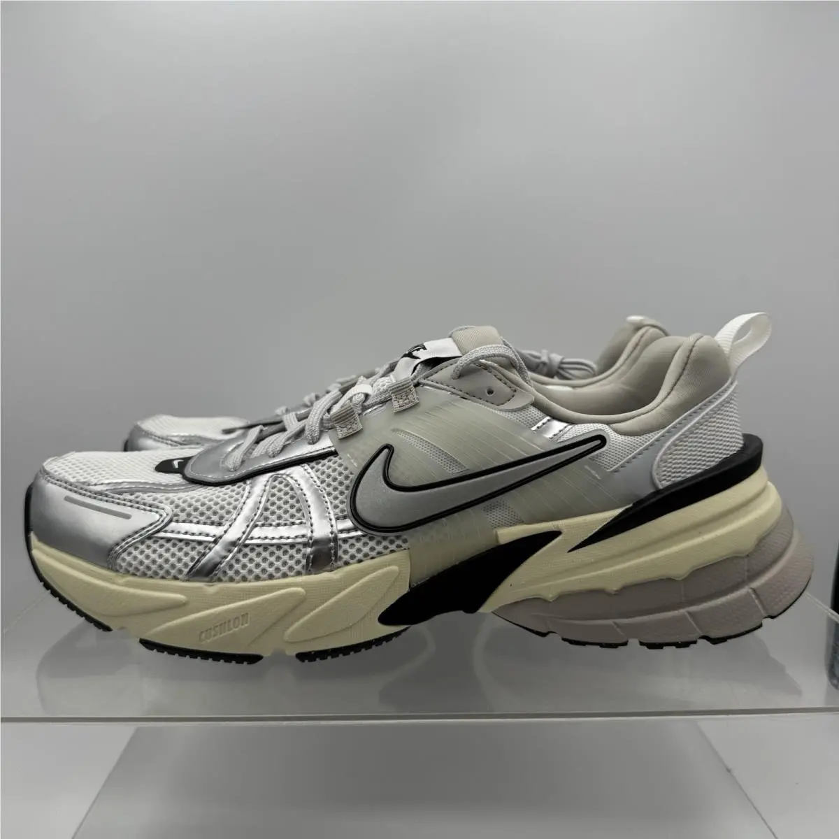 V2K Run Summit White Metallic Silver HJ4497-100 Men’s Size 11.5 by Nike