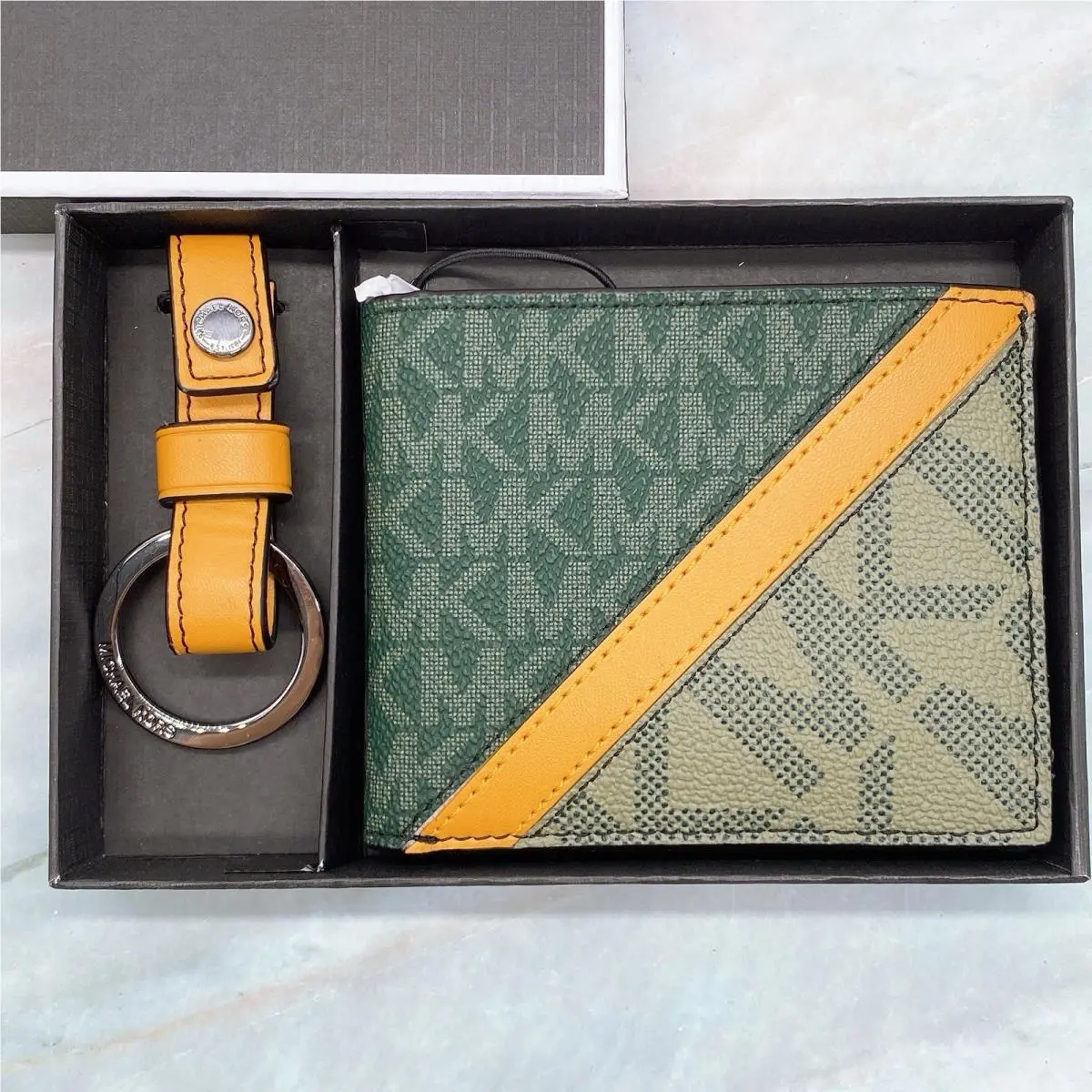 Michael Kors Men`s Gifting Slim Bifold Wallet Key Fob Set
