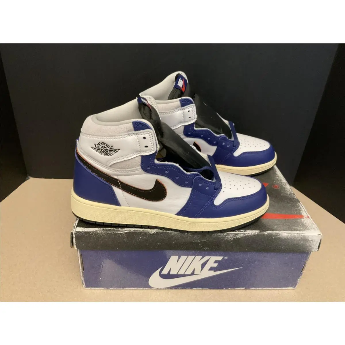 Youth’s Nike Air Jordan 1 Retro High OG GS Shoes. Size 6.5Y. Awesome Shoes
