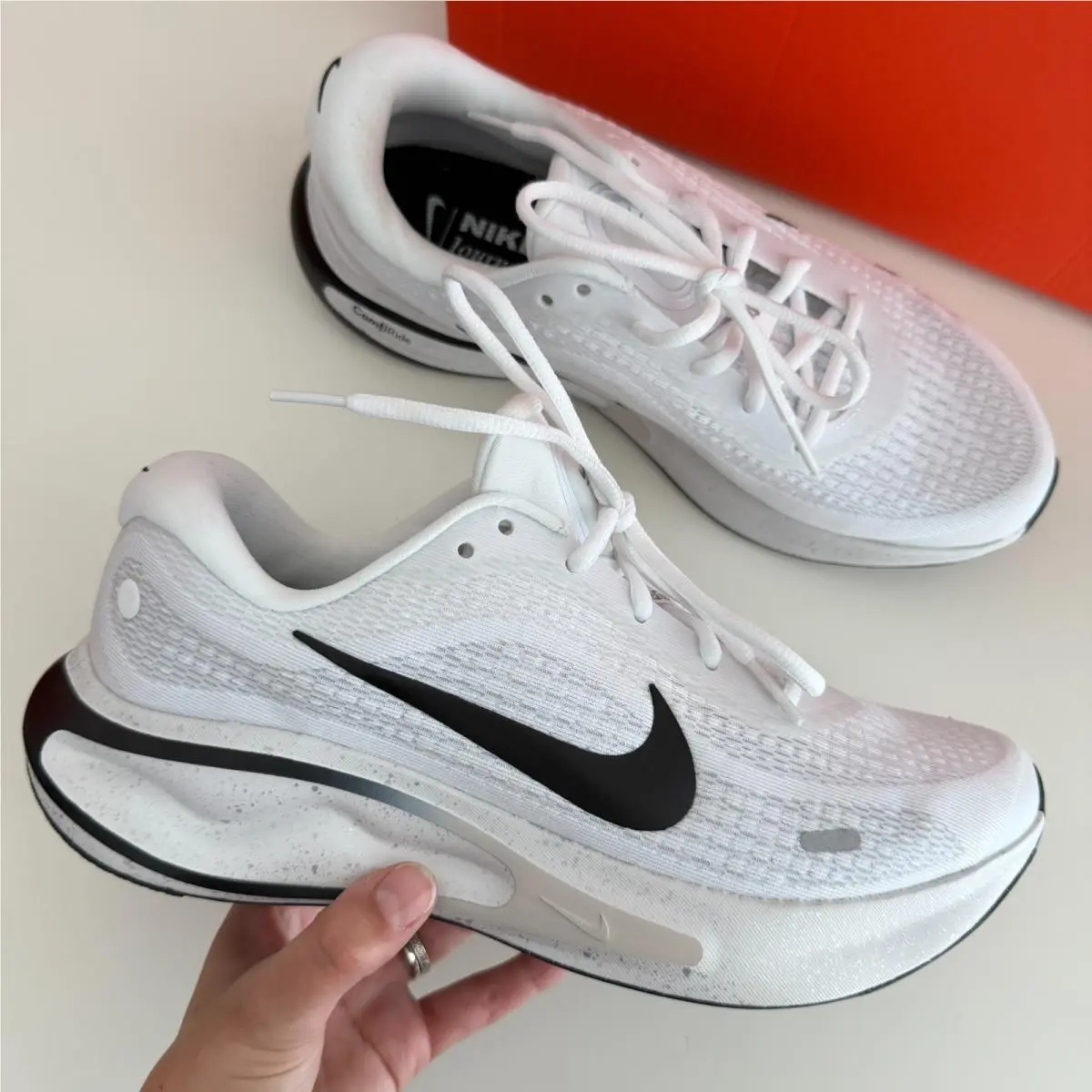 Nike Running Shoes Mens 8.5 White Black Journey Run Athletic Road Sneakers