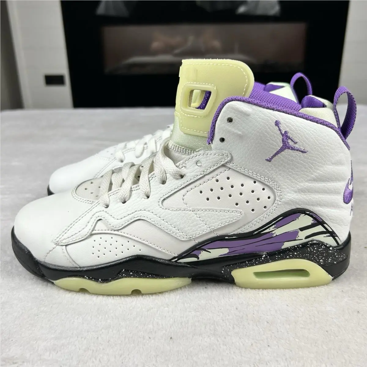 Nike shoes - White (UPC: 0197597036472) 1