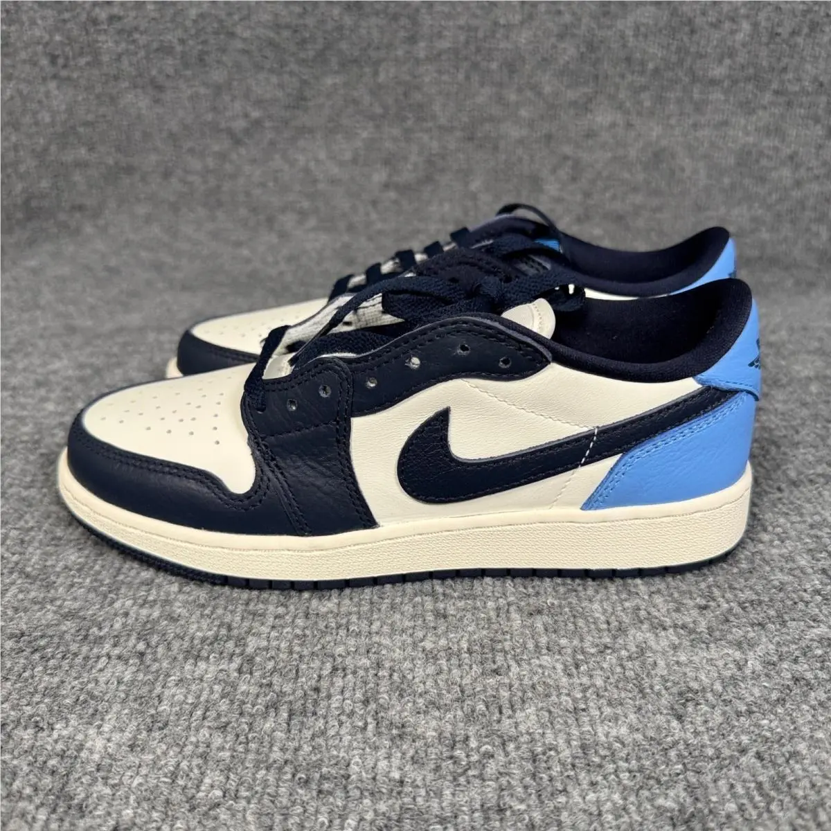 Nike shoes - Air Jordan 1 - Air - White 3