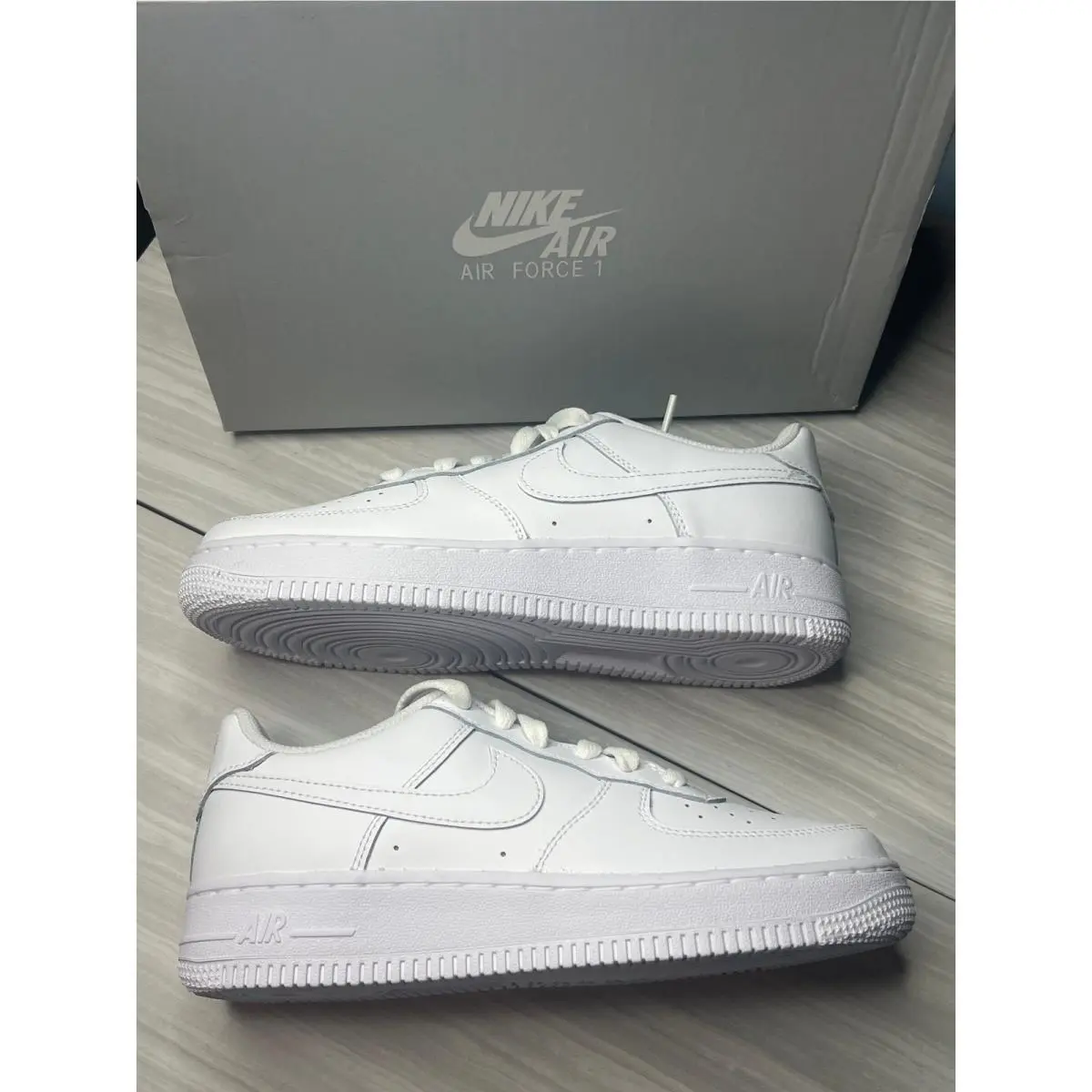 White Nike Air Force 1 LE Size 5 Youth in The Box