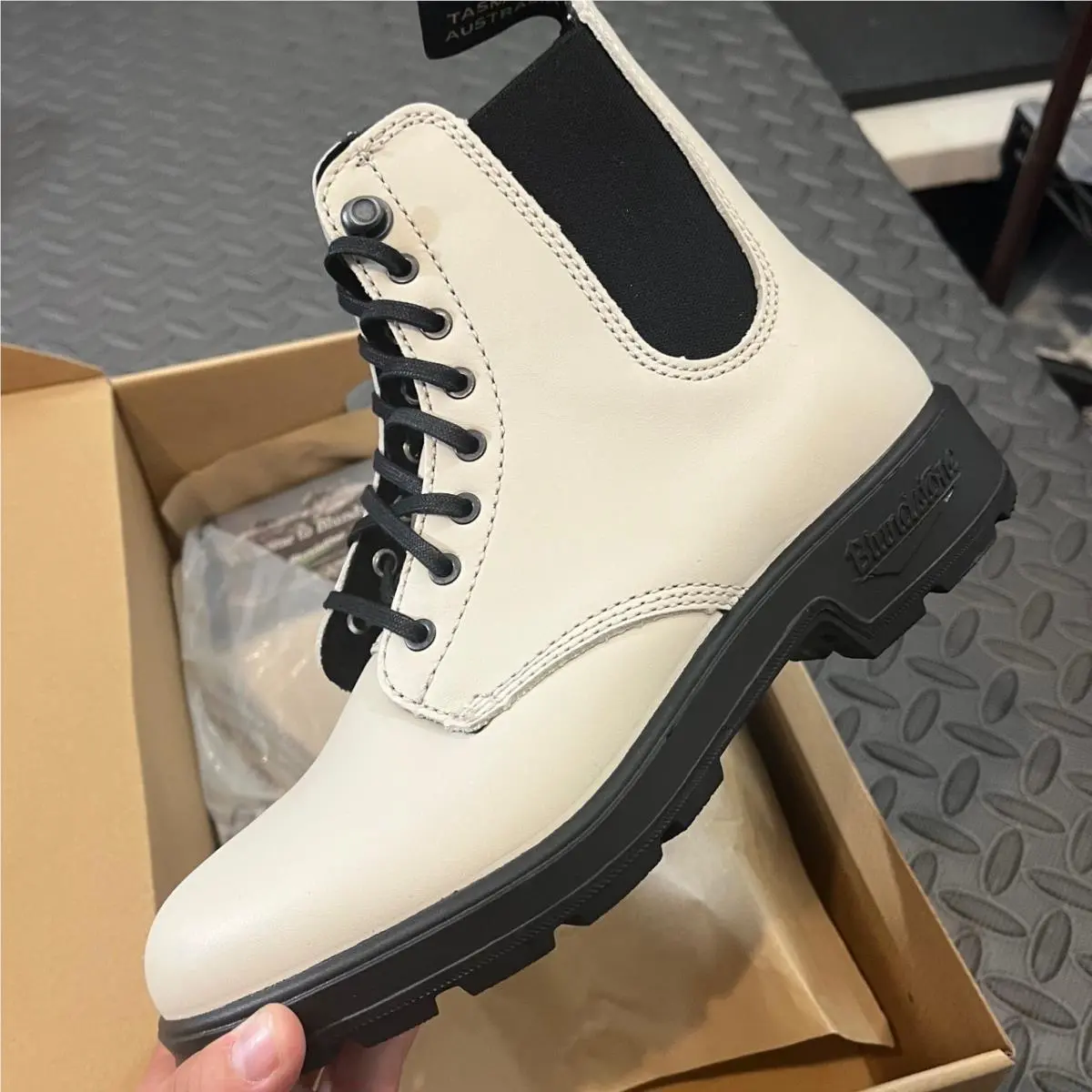 Blundstone 2324 Elastic Lace Boot Womens 6 Oat White Leather Lug Sole Chelsea