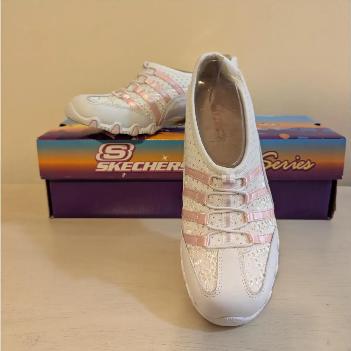 Skechers Women`s White and Pink Sneakers. Grapevine. Size 6 Medium