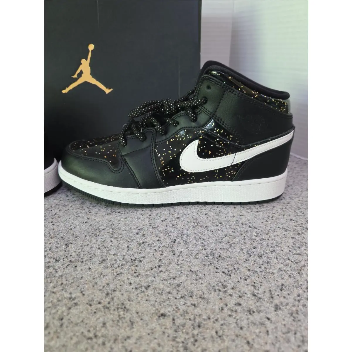 Nike shoes - Air Jordan 1 Mid SE - White 1