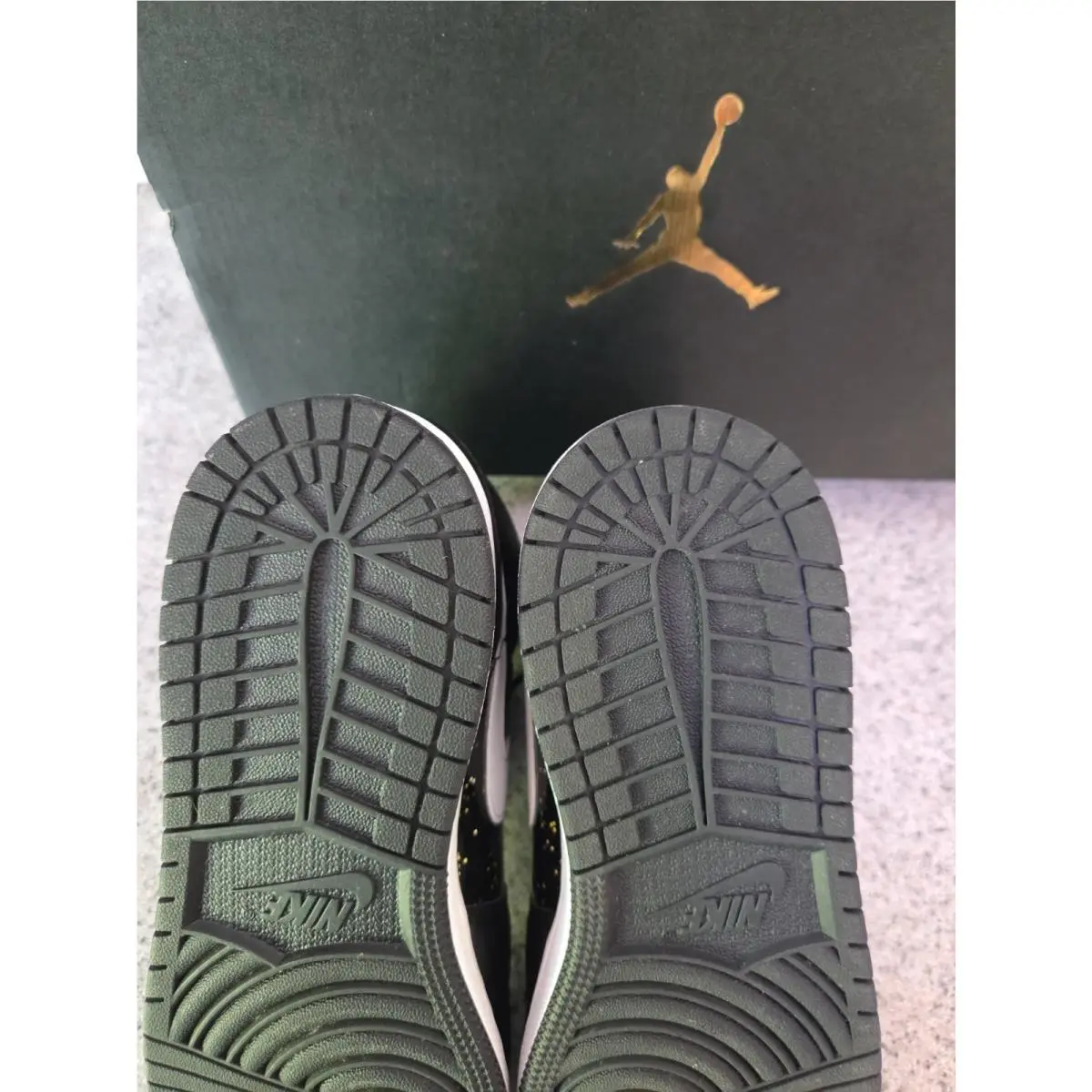Nike shoes - Air Jordan 1 Mid SE - White 5