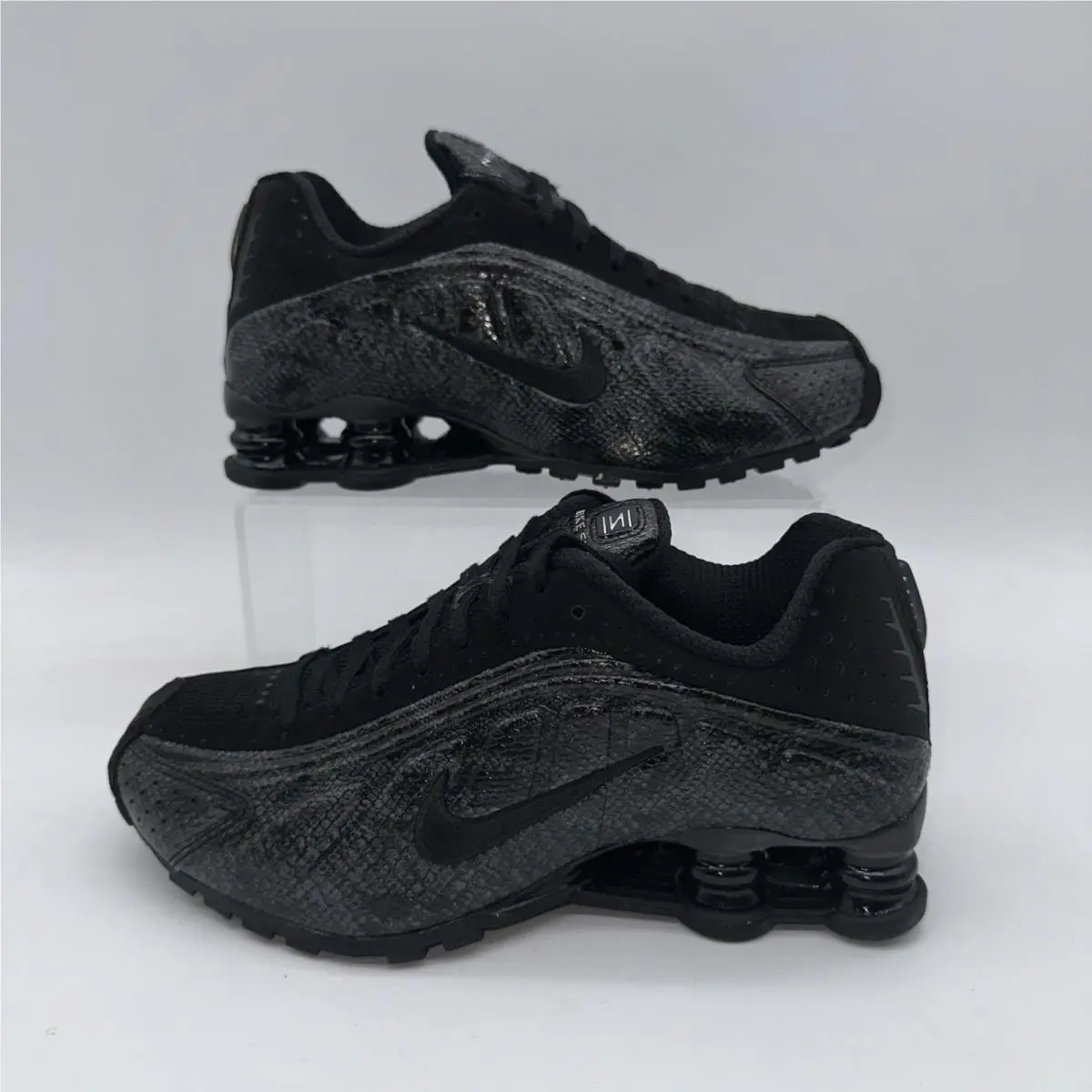 Nike Women`s Size 6.5 Shox R4 IM6050 001 Black Running Sneaker Sports Snakesk