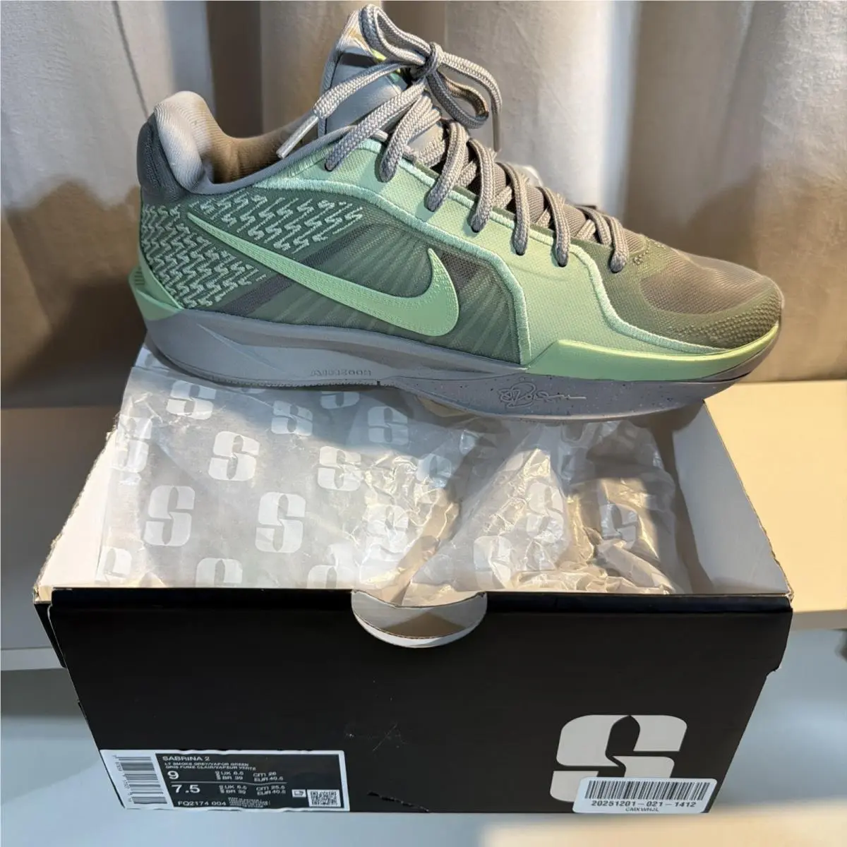 Nike Women’s Sabrina 2 Lt Smoke Grey / Vapor Green Size 9 Volleyball Basketball