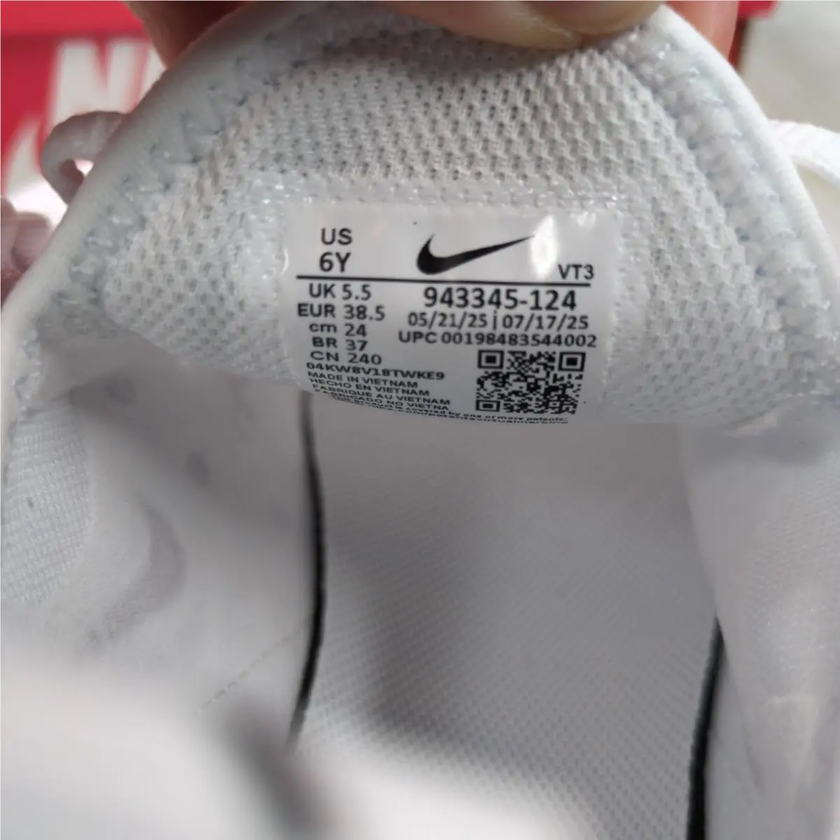 Nike shoes - White 4