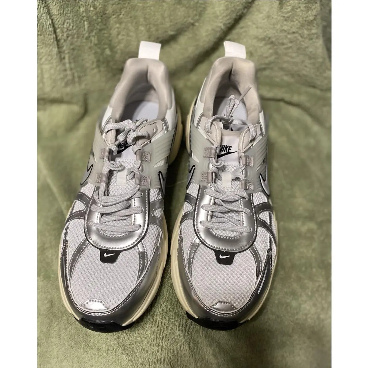 Size 10.5 12 Women Nike V 2K Run