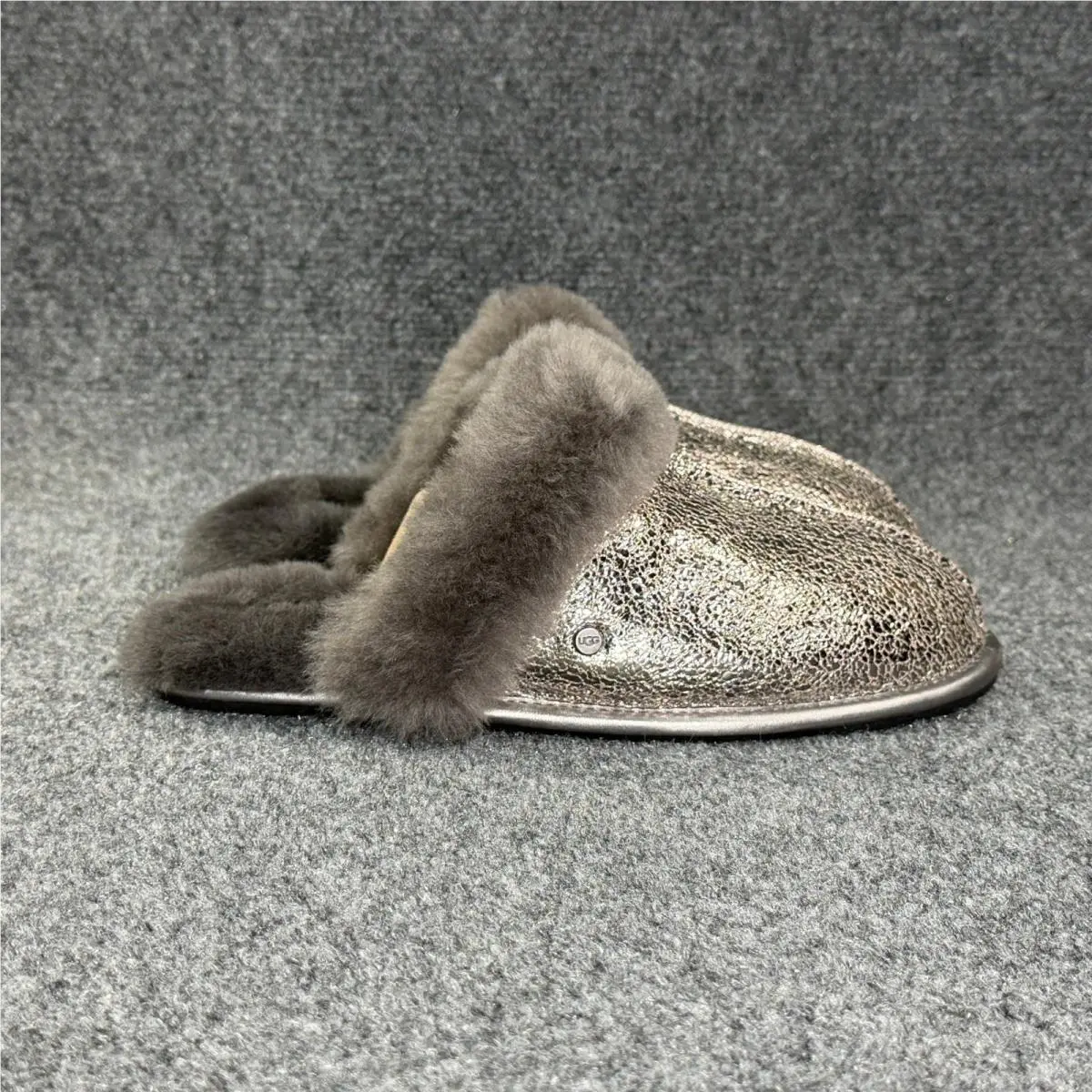 Ugg Scuffette II Metallic Sparkle Slippers Women`s 8 Gold Grey Comfy House Shoes