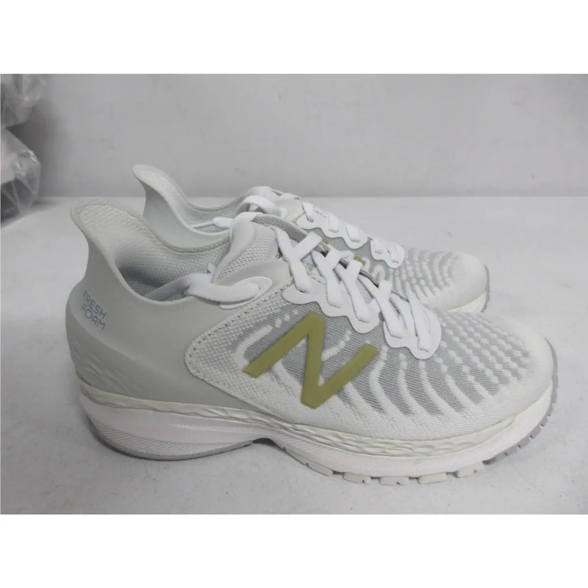New Balance Women’s Fresh Foam Running Size 5 Vivid Ivory W860W11