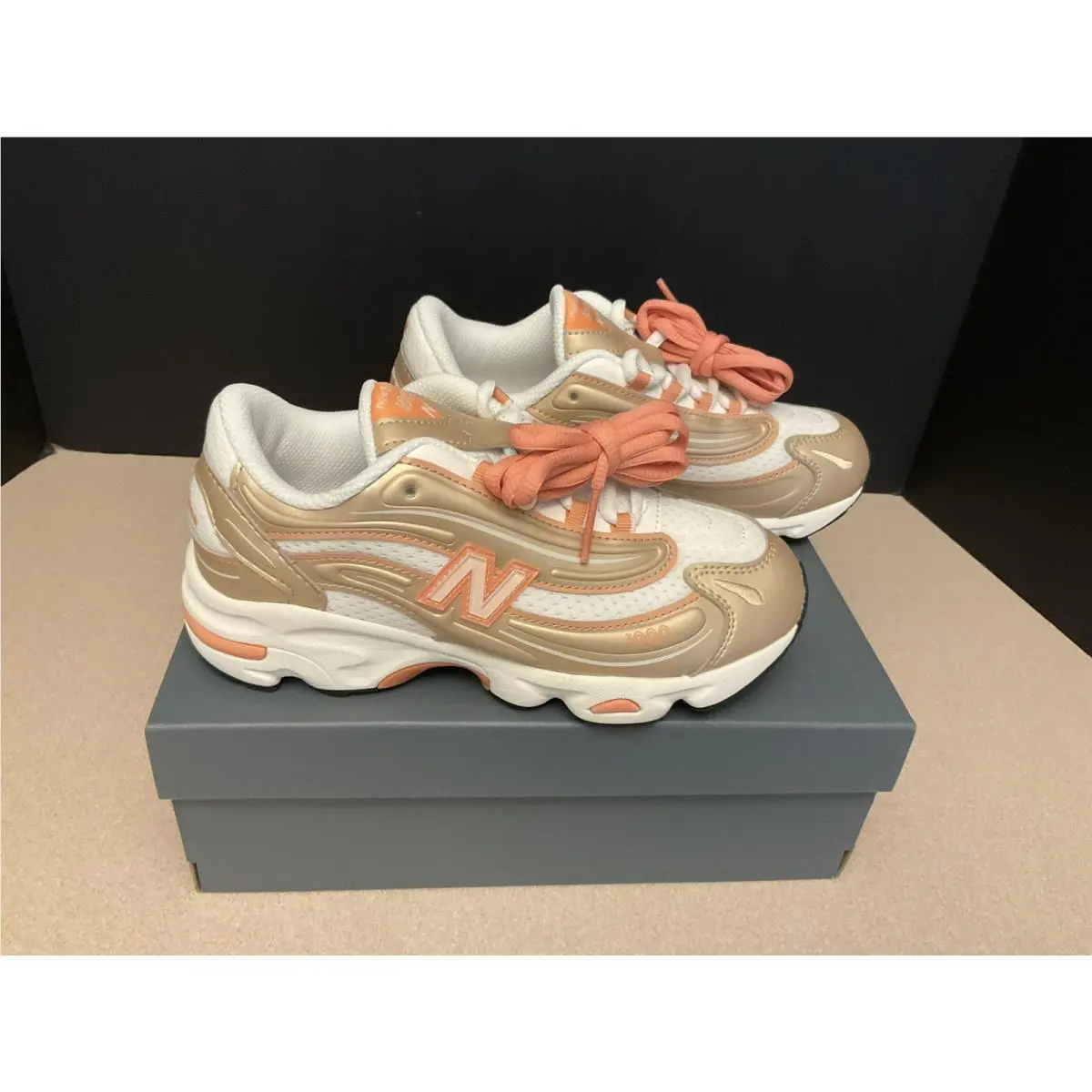 New Youth Girls New Balance 1000 Athletic Shoes. Size 2Y. Awesome Shoes