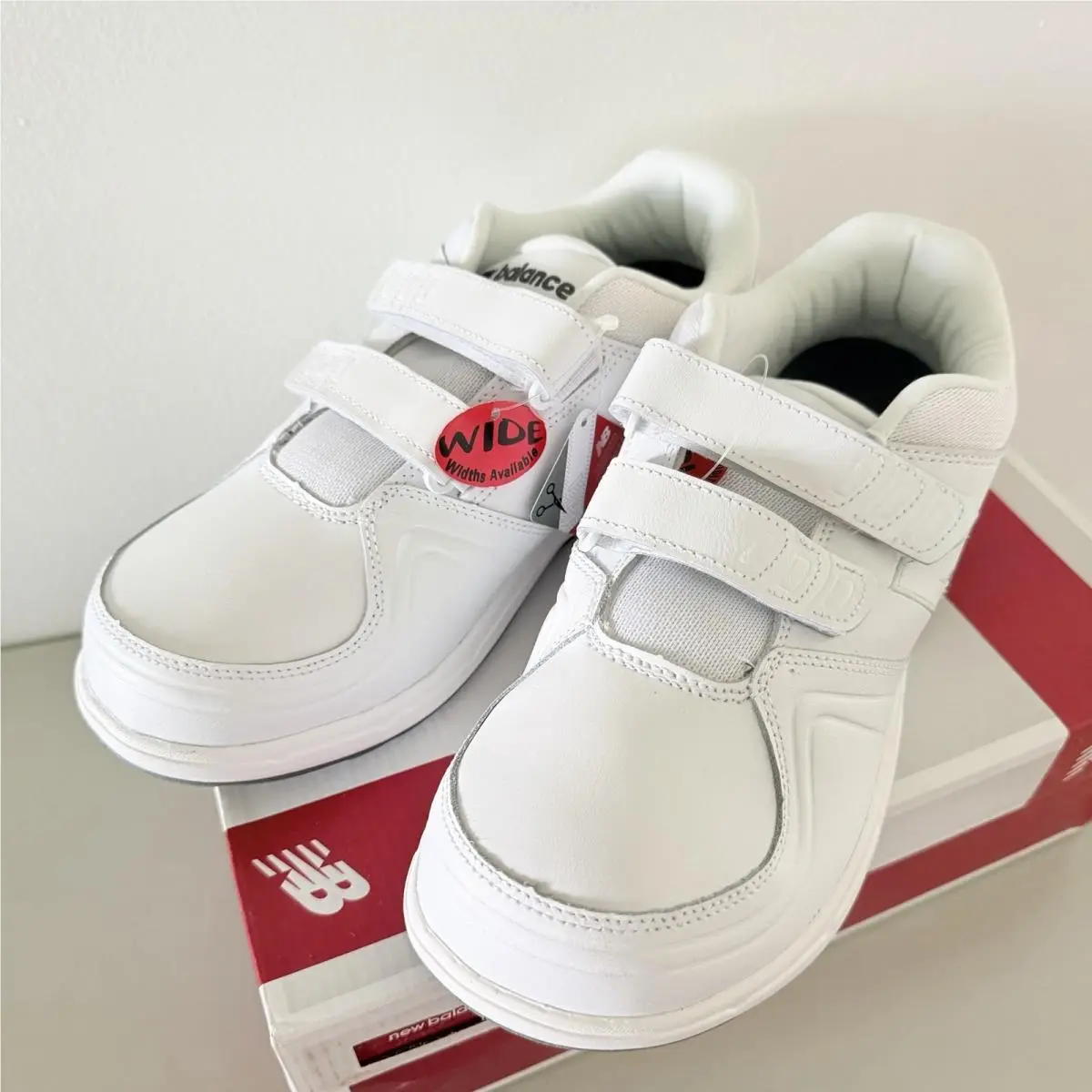 New Balance 577 Womens 9.5 2E Wide Hook and Loop White Walking Shoes New