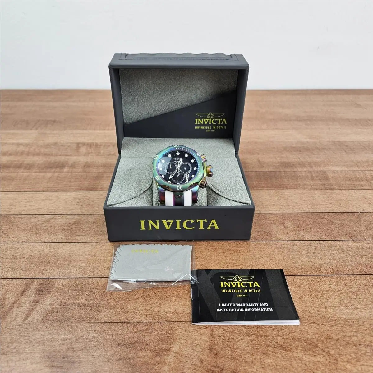 Invicta Reserve Venom Iridescent Strap Watch 24061 Near Mint and Rare